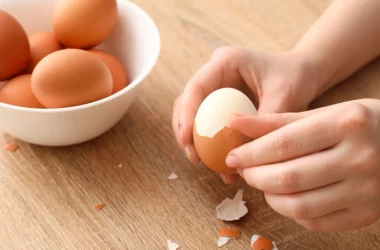 Как правильно сварить яйца, чтобы их было легко чистить от скорлупы. Полезные трюки 