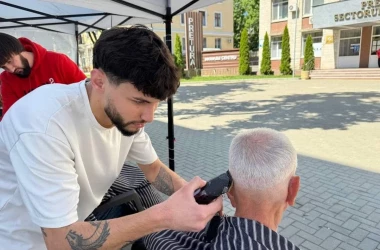 Гражданам оказали парикмахерские услуги прямо посреди улицы