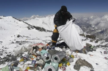 В ногу со временем: как в Непале будут вывозить мусор с Эвереста