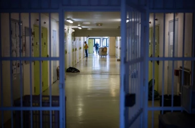 Din lipsă de spațiu, deținuții dorm pe jos: Unde sînt închisori arhipline