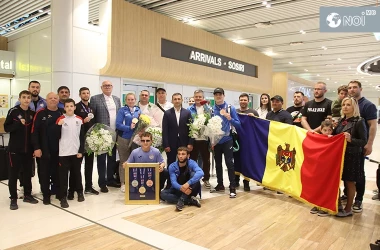 Cîștigătorii Campionatului European de box și antrenorii lor, întîmpinați solemn pe aeroportul din Chișinău