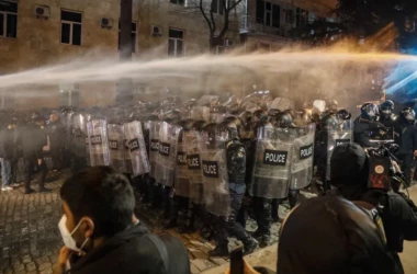 Спецназ применил газ и водометы на митинге у здания парламента в Тбилиси