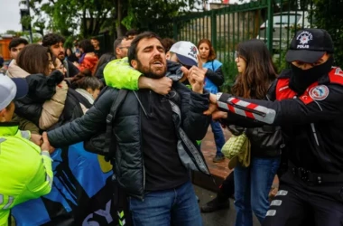 Массовые беспорядки в Стамбуле: Ожесточенные столкновения и десятки арестов