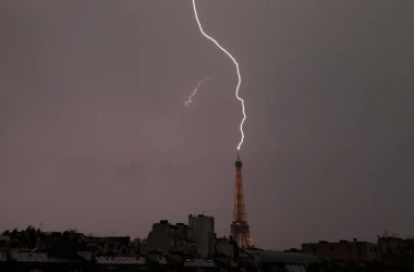 В столице Франции наблюдались десятки разрядов молний