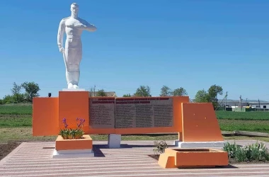 На севере Молдовы благоустроили памятник павшим героям 
