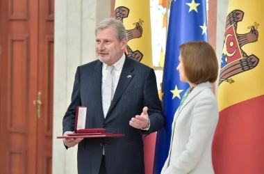 Майя Санду наградила еврокомиссара Йоханнеса Хана «Орденом Почёта» 