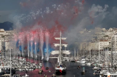 Олимпийский огонь доставлен из Греции во Францию на уникальном корабле