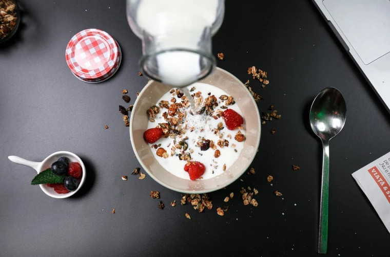 Noutate în diete Consumarea zilnică a iaurtului ridică starea de spirit