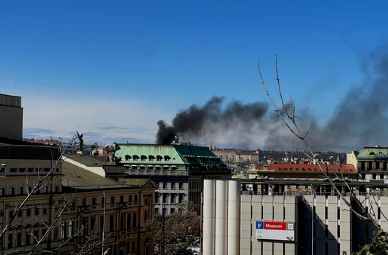 В центре Праги пожарные пытаются потушить огонь