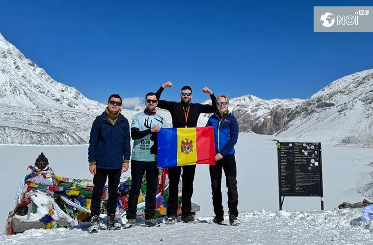 Drapelul Moldovei și al companiei DAAC Hermes înălțate pe un nou vîrf muntos