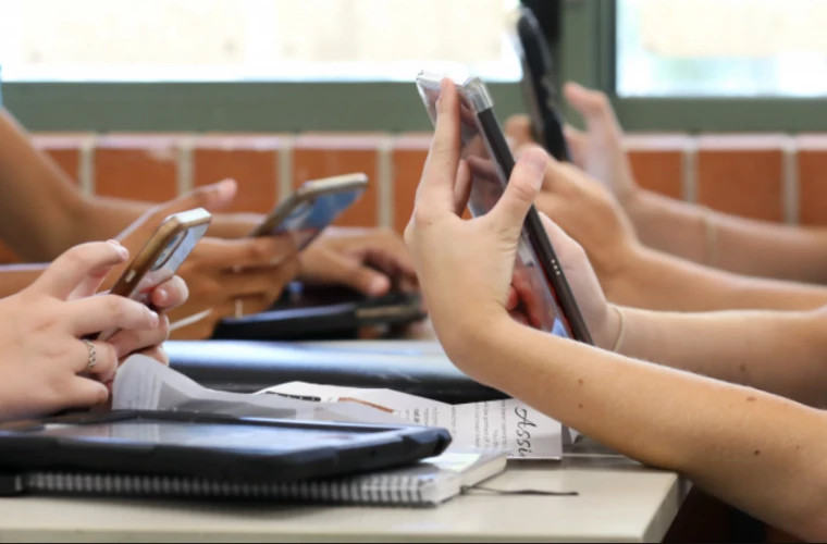 Перчун Мобильные телефоны могут быть запрещены во время уроков