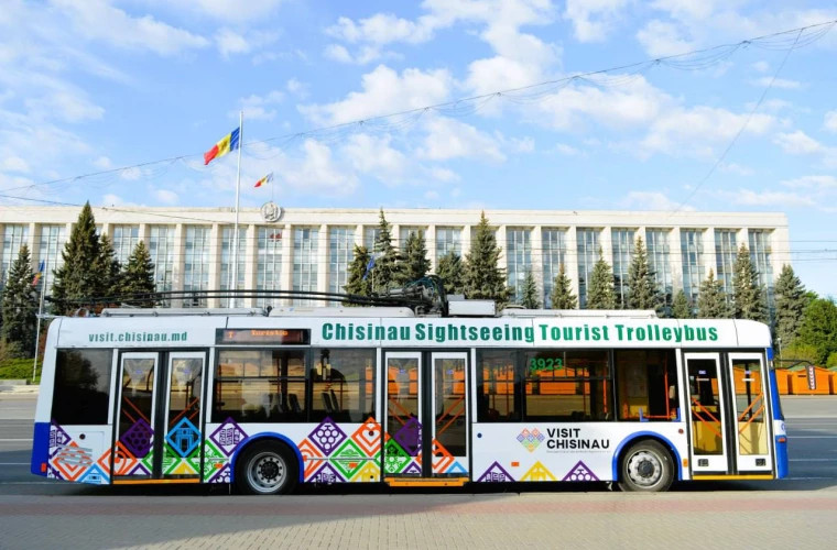 În capitală se lansează o a doua rută a Troleibuzului Turistic