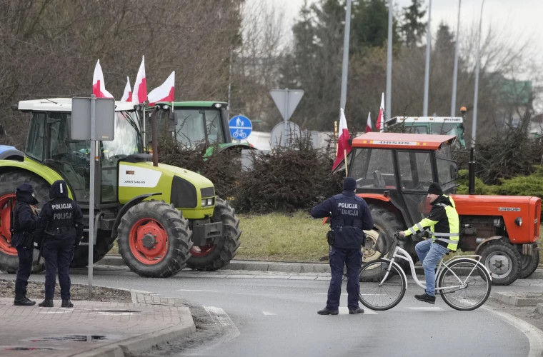 Protestele au fost reluate Fermierii polonezi blochează două puncte de control