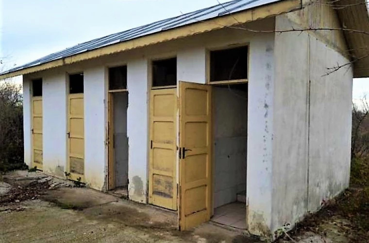 În zeci de școli din țară elevii au acces doar la toalete situate în ograda școlii 