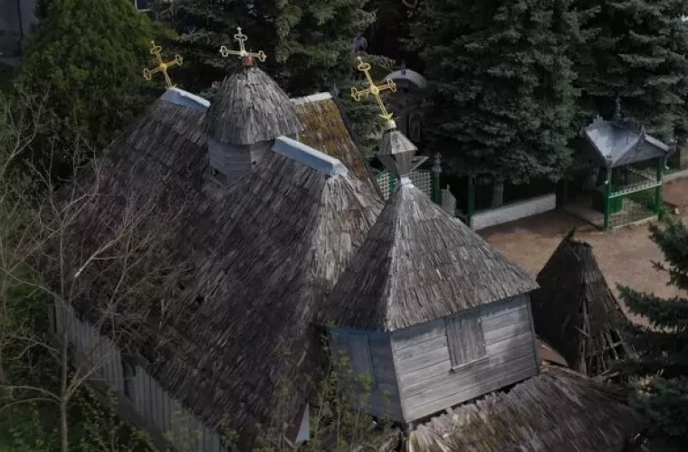 Biserica din lemn din satul Măcăreuca veche de peste 230 de ani riscă să se prăbușească