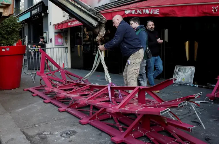 У мельницы Мулен Руж в Париже при пожаре обрушились крылья