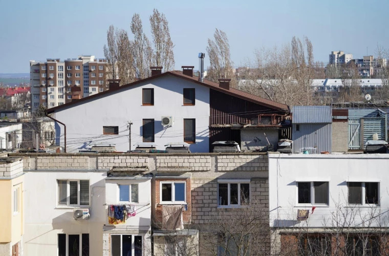 Pretura sectorului Centru vine cu precizări în legătură cu casa construită pe acoperișul unui bloc