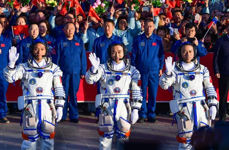 Китайские космонавты вернулись на Землю после рекордной миссии Шэньчжоу17