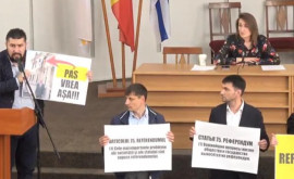 Consilierii PSRM au ieșit cu pancarte la tribuna CMC Ce au cerut aceștia