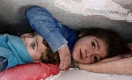 Сирийская девочка застрявшая под завалами собственным телом защитила младшего брата