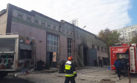 Un depozit din sectorul Ciocana cuprins de flăcări Opt echipaje de pompieri la fața locului