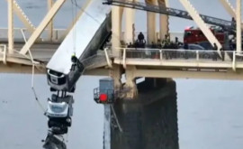  O femeie a fost scoasă dintrun camion care atîrna în gol pe marginea unui pod