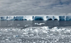 Unul dintre cei mai mari gheţari încearcă să scape din Antarctica