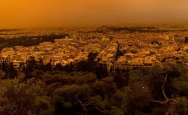 Orașe grecești acoperite de o ceață portocalie