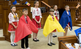 Cetățenii invitați să arboreze tricolorul de Ziua Drapelului de Stat