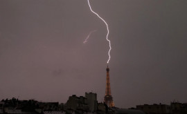 Zeci de fulgere au lovit în capitala franceză întro singură seară