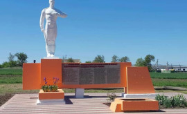 На севере Молдовы благоустроили памятник павшим героям 