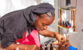 Молодая женщина из Нигерии накрасила тысячи ногтей за 72 часа