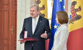 Maia Sandu la decorat pe comisarul european Johannes Hahn cu Ordinul de Onoare