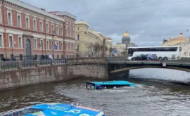 Un autocar plin cu pasageri a căzut întrun rîu din Sankt Petersburg