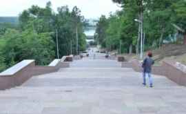 Ремонт гранитных лестниц в парке Валя Морилор близится к завершению